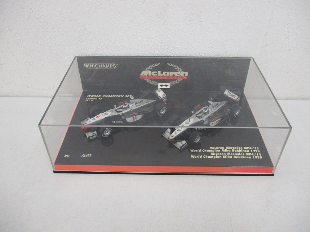 ケースに入った2台を撮影。台座に MINICHAMPS と McLaren COLLECTION、WORLD CHAMPION SET の表示があります。