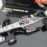 8番の車体の拡大。Mobil 1 のロゴがある銀と黒の車体です。