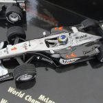 1番の車体の拡大。Mika の表記がある銀と黒の車体です。