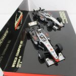 台座を斜めから撮影。WORLD CHAMPION SET EDITION 43 SET 6 の印字があります。