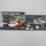 ケースに入った2台を並べた写真。左の白と赤の車が本商品の McLaren Honda V12 1991 です。