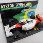ケース越しに撮影した本体。AYRTON SENNA RACING CAR COLLECTION の背景板が付いています。