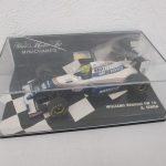 ケース越しに撮影した本体。チェッカー模様の台座に WILLIAMS RENAULT FW 16 の印字があります。