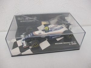 ケース越しに撮影した本体。チェッカー模様の台座に WILLIAMS RENAULT FW 16 の印字があります。
