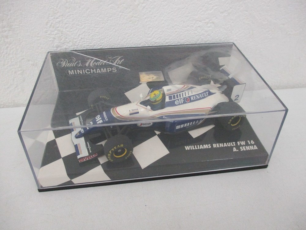 ケース越しに撮影した本体。チェッカー模様の台座に WILLIAMS RENAULT FW 16 の印字があります。