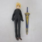 黒いスーツ姿の本体と剣を並べて撮影した正面。