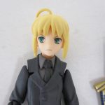 本体の上半身の拡大。スーツとネクタイ、剣の柄の造形です。