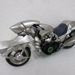 銀色と黒のバイク本体を横から撮影。