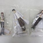 同じ出品の3体を袋に入れたまま並べた状態。中央の白衣の男性が本商品の岡部倫太郎です。