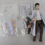本体と交換用の手首、台座、説明書を並べて撮影。説明書に figma 岡部倫太郎 の印字があります。