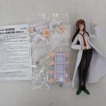 白衣姿の本体と交換用パーツ、説明書を並べて撮影。説明書に figma 牧瀬紅莉栖 白衣ver. の印字があります。