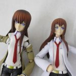 同じ出品の2体の上半身を並べて撮影。左のジャケット姿が本商品です。