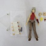 figma カナンの本体と付属品一式。台座と支柱、差し替え用の手首と顔が付いています。