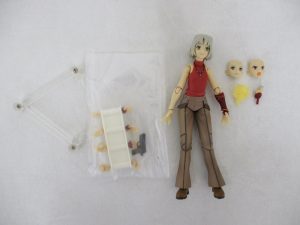 figma カナンの本体と付属品一式。台座と支柱、差し替え用の手首と顔が付いています。