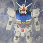 ブリスター越しに撮影した本体の上半身。白と青の機体です。