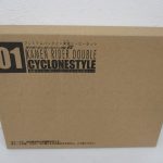 輸送箱の正面。01 KAMEN RIDER DOUBLE CYCLONESTYLE と 仮面ライダーWサイクロンスタイル3体セット の印字があります。
