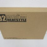 輸送箱の正面。02 KAMEN RIDER DOUBLE HEATSTYLE と 仮面ライダーWヒートスタイル3体セット の印字があります。