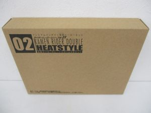 輸送箱の正面。02 KAMEN RIDER DOUBLE HEATSTYLE と 仮面ライダーWヒートスタイル3体セット の印字があります。