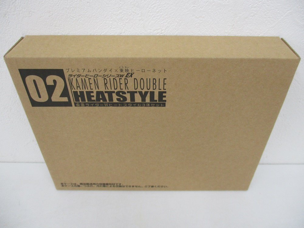 輸送箱の正面。02 KAMEN RIDER DOUBLE HEATSTYLE と 仮面ライダーWヒートスタイル3体セット の印字があります。