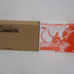 03 LUNASTYLE の輸送箱と、中の商品の箱を並べて撮影。