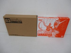 03 LUNASTYLE の輸送箱と、中の商品の箱を並べて撮影。