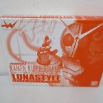 商品の箱の正面。KAMEN RIDER DOUBLE LUNASTYLE と 仮面ライダーWルナスタイル3体セット の印字があります。