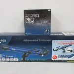 天体望遠鏡の箱の上に置いた本商品の外箱。HOMESTAR PRO の印字があります。