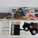 外箱と中身。黒い車体と送信機、説明書が箱に収まっています。
