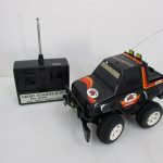黒い車体と送信機を前から斜めに撮影。