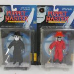 2つのパッケージを並べた正面。左の黒いコートの人形が本商品の No.001 ブレイド です。