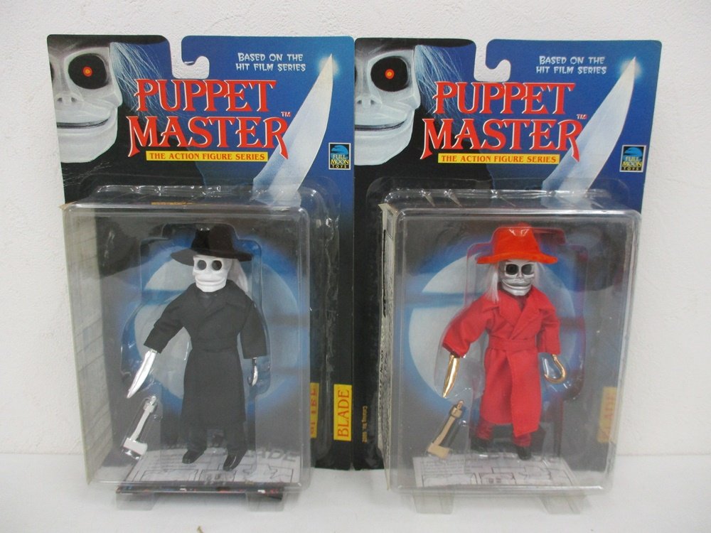 2つのパッケージを並べた正面。左の黒いコートの人形が本商品の No.001 ブレイド です。