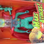 箱を開いた状態。側面に WARNING: SUPREME MARTIAN AMBASSADOR の印字があります。
