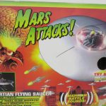 箱の正面。MARTIAN FLYING SAUCER と MARTIAN BATTLE SOUNDS の印字があります。