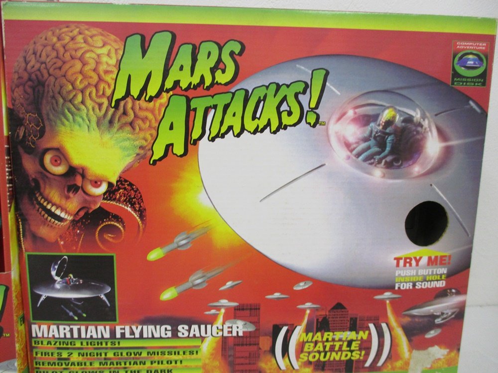 箱の正面。MARTIAN FLYING SAUCER と MARTIAN BATTLE SOUNDS の印字があります。