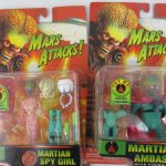 2点の台紙付きブリスターを並べた正面。左が本商品で、台紙に MARTIAN SPY GIRL の印字があります。