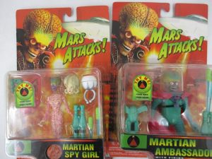 2点の台紙付きブリスターを並べた正面。左が本商品で、台紙に MARTIAN SPY GIRL の印字があります。