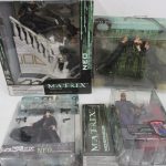 4つのパッケージを並べた写真。左下の台紙が本商品の NEO です。