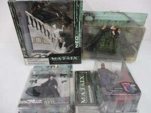 4つのパッケージを並べた写真。右下の椅子に座った人形が本商品の MORPHEUS です。