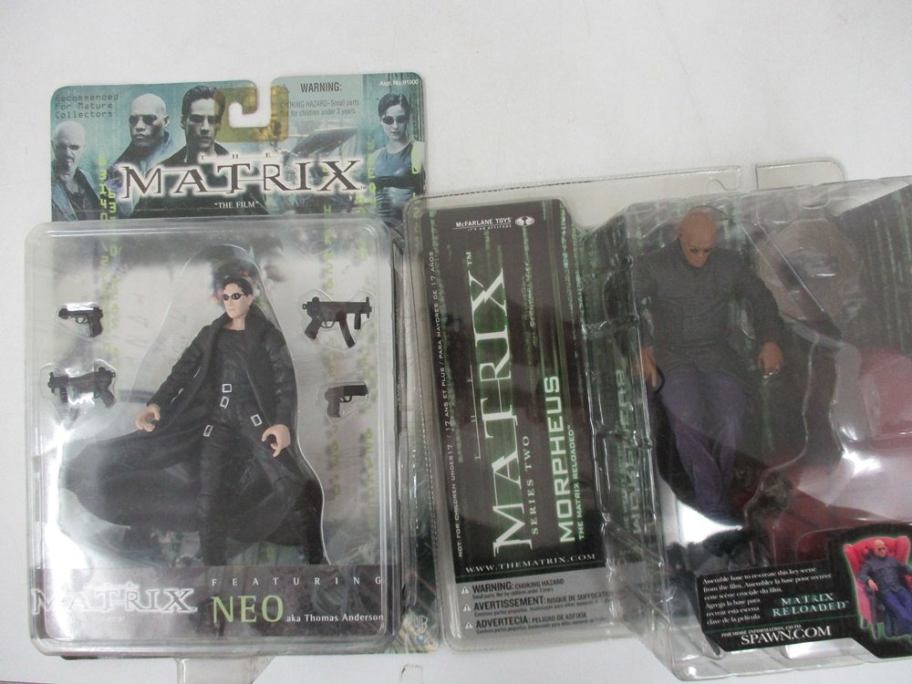 2つの台紙を並べた写真。左が本商品の NEO で、黒いコートの人形と銃が収まっています。