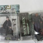 2つの台紙を並べた写真。右が本商品の MORPHEUS で、赤い椅子に座った人形が収まっています。
