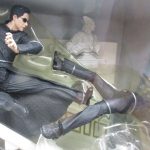 窓越しに撮影したジオラマ。黒いコートの人形が階段の上で蹴りを出しています。
