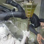 窓越しに撮影したジオラマの拡大。燭台と白い石像の造形です。