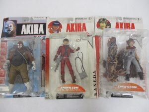3つの台紙を並べた写真。中央の赤いジャケットの人形が本商品の 金田 です。
