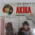 台紙の上部。AKIRA のロゴとイラストがあります。
