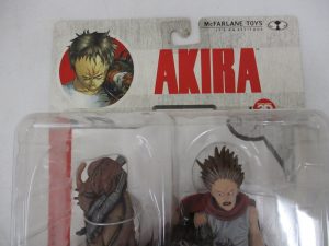 台紙の上部。AKIRA のロゴとイラストがあります。