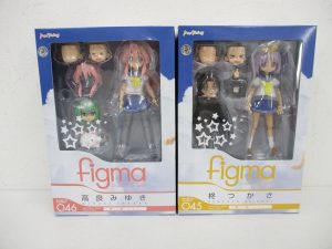 2つの箱を並べた正面。左の 046 が本商品の 高良みゆき 夏服ver. です。