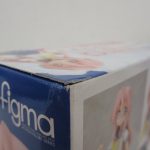 外箱の角の拡大。ピンクの髪のイラストの面に傷みがあります。