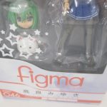 窓越しに撮影した箱の下部。figma と 高良みゆき の印字があります。