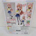 外箱の背面。高良みゆき の写真と付属パーツの説明があります。