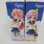 2つの箱の側面。右の紫の髪のイラストが本商品の 柊つかさ です。